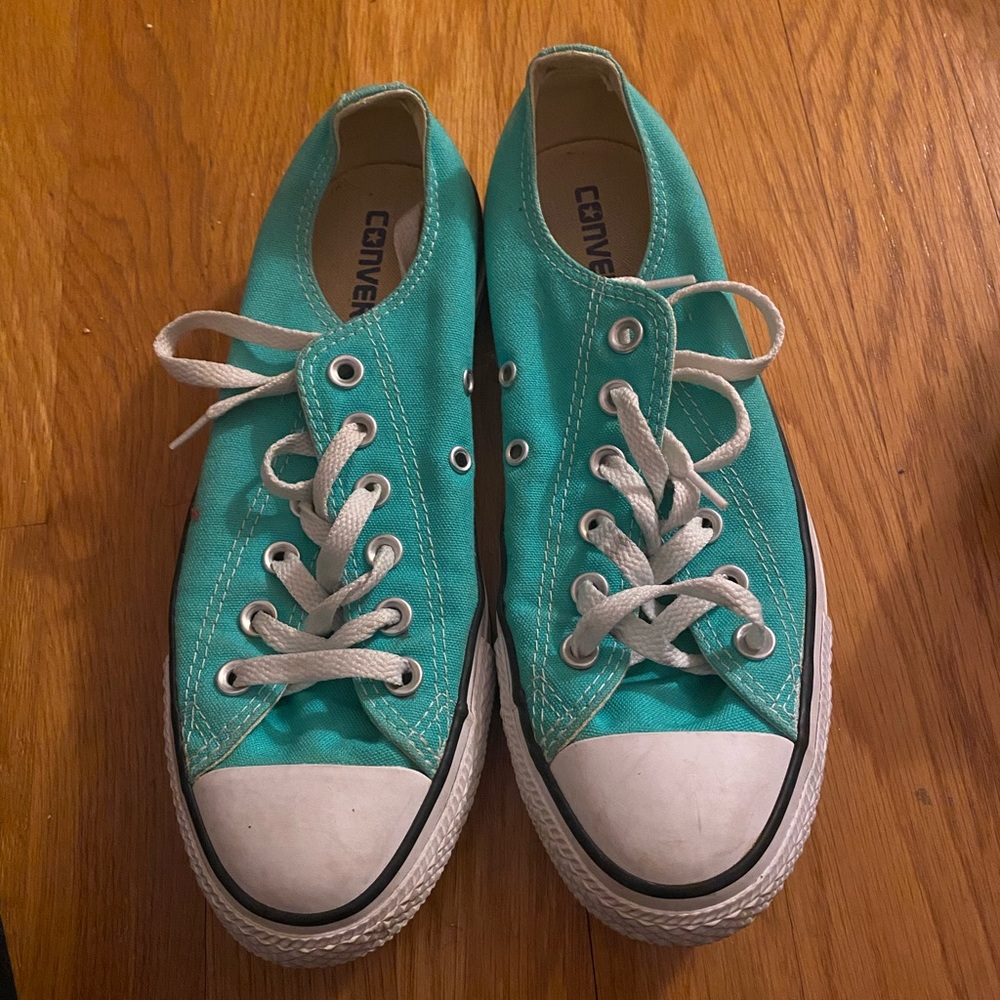 8.5 women’s low top chuck converses